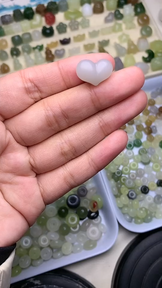 颈饰未镶嵌和田玉屁桃