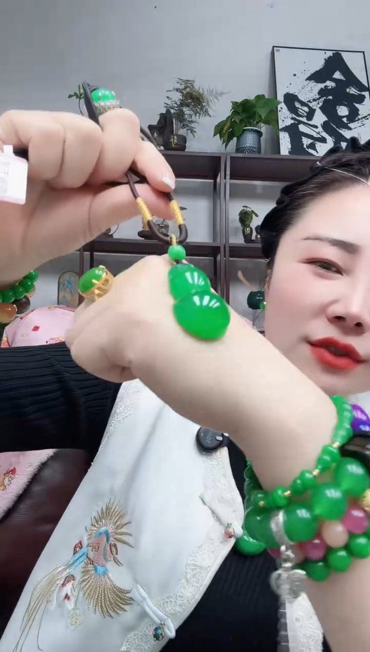吊坠(赠链)未镶嵌石英质玉满绿葫芦吊坠