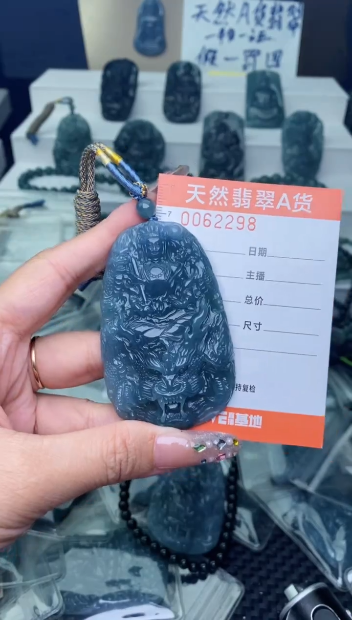 翡翠未镶嵌颈饰·············