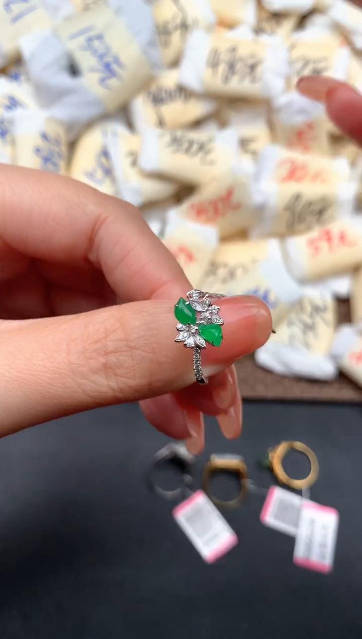 18K金镶嵌挂件翡翠1