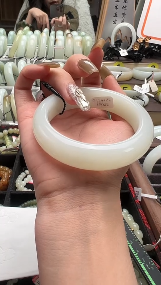 【闪购商品】和田玉手镯未镶嵌且末料金山白玉手镯55+