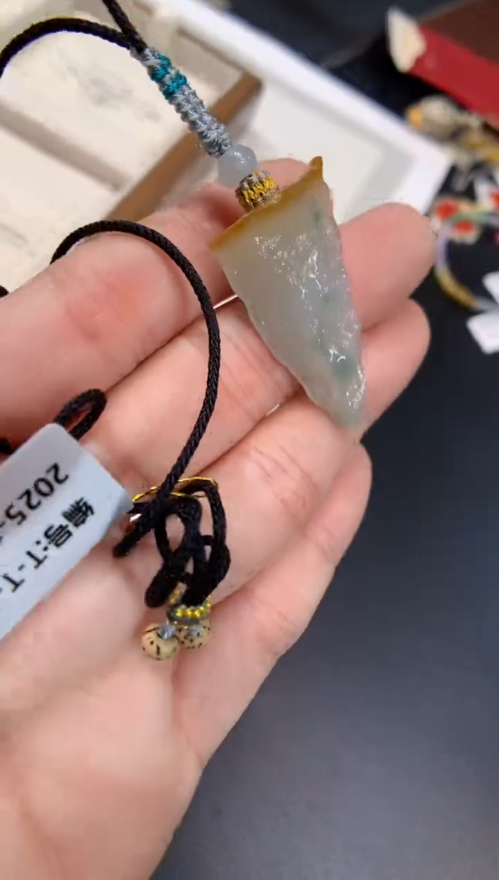 颈饰未镶嵌翡翠随形