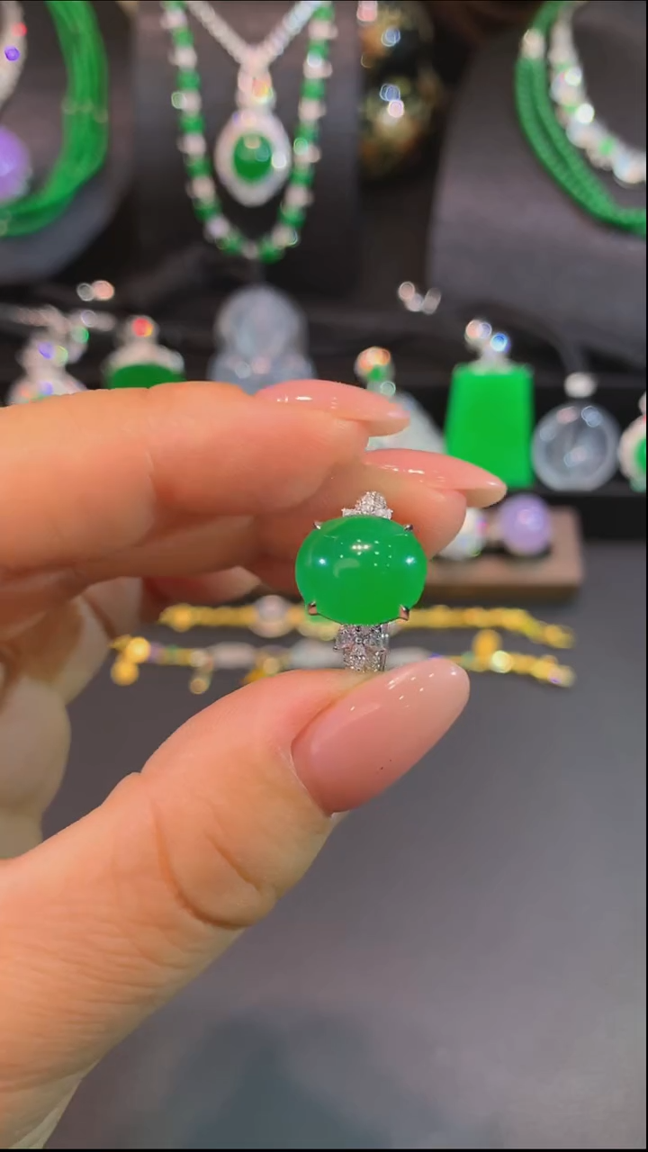 18K金镶嵌戒指翡翠戒指