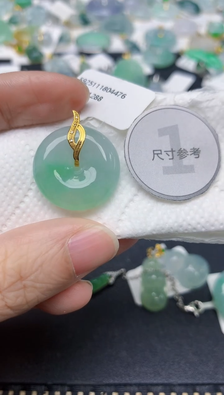 颈饰18K金镶嵌翡翠天然缅甸A货翡翠