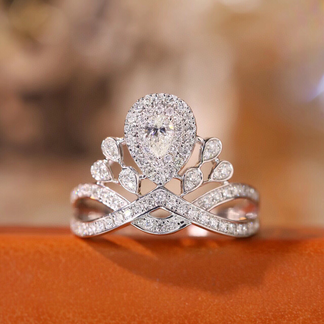 18K金钻石经典皇冠戒指