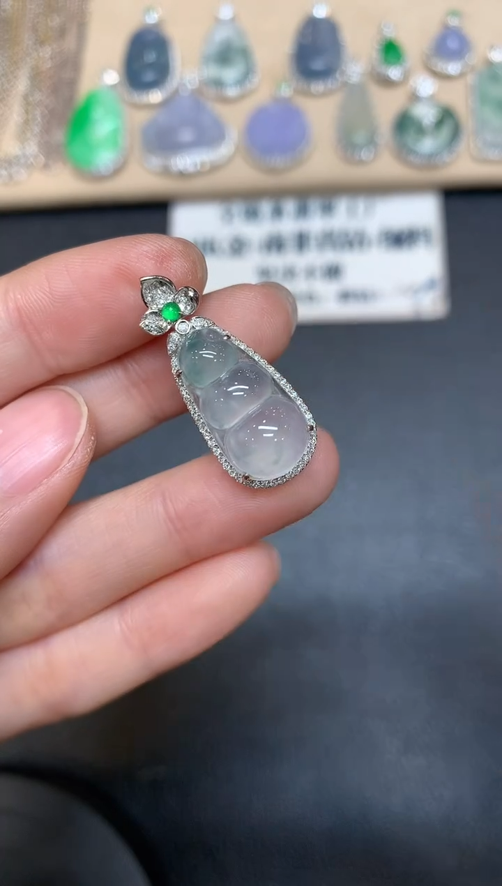 【闪购商品】翡翠吊坠(不含链)18K金镶嵌福豆【无服务费