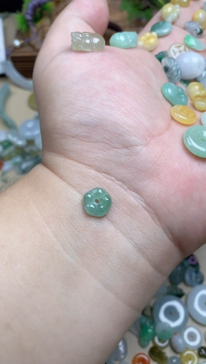 颈饰未镶嵌翡翠月****睡翡翠