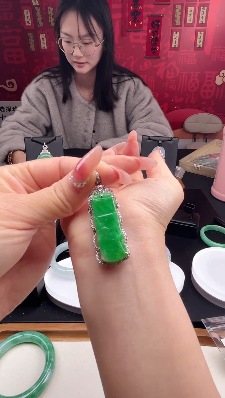 【闪购商品】翡翠颈饰18K金镶嵌吊坠