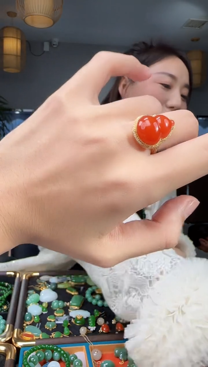 18K金镶嵌南红玛瑙戒指1