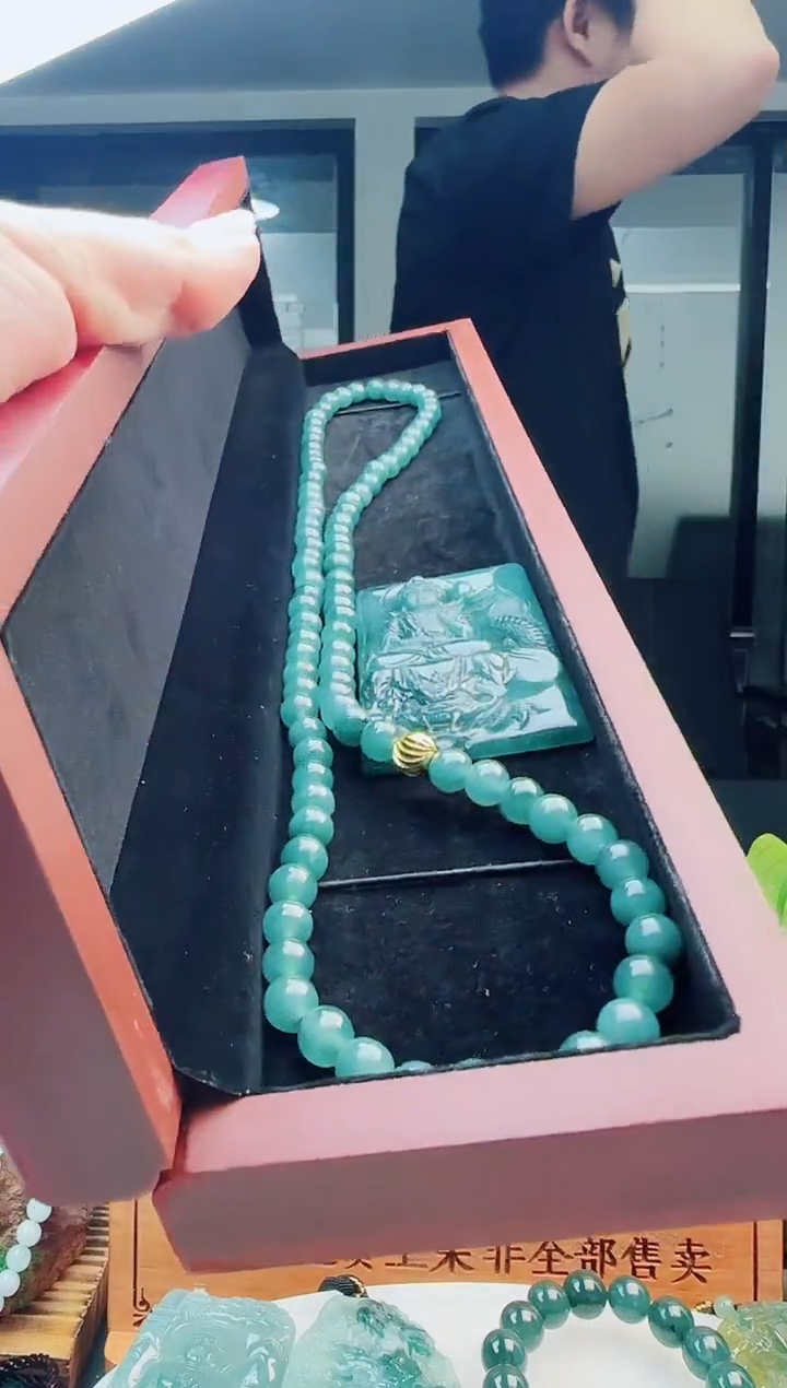 翡翠未镶嵌颈饰多样性发货其中一件