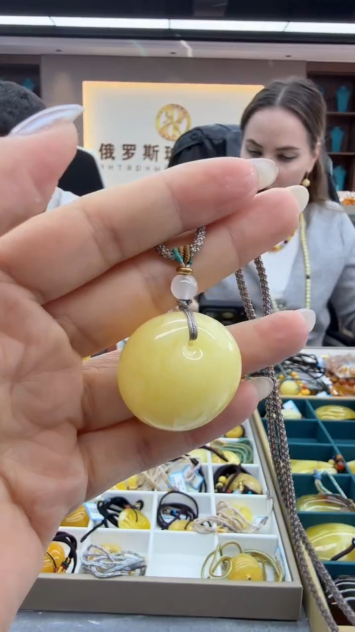 琥珀颈饰未镶嵌219秒拍号 假一罚三 