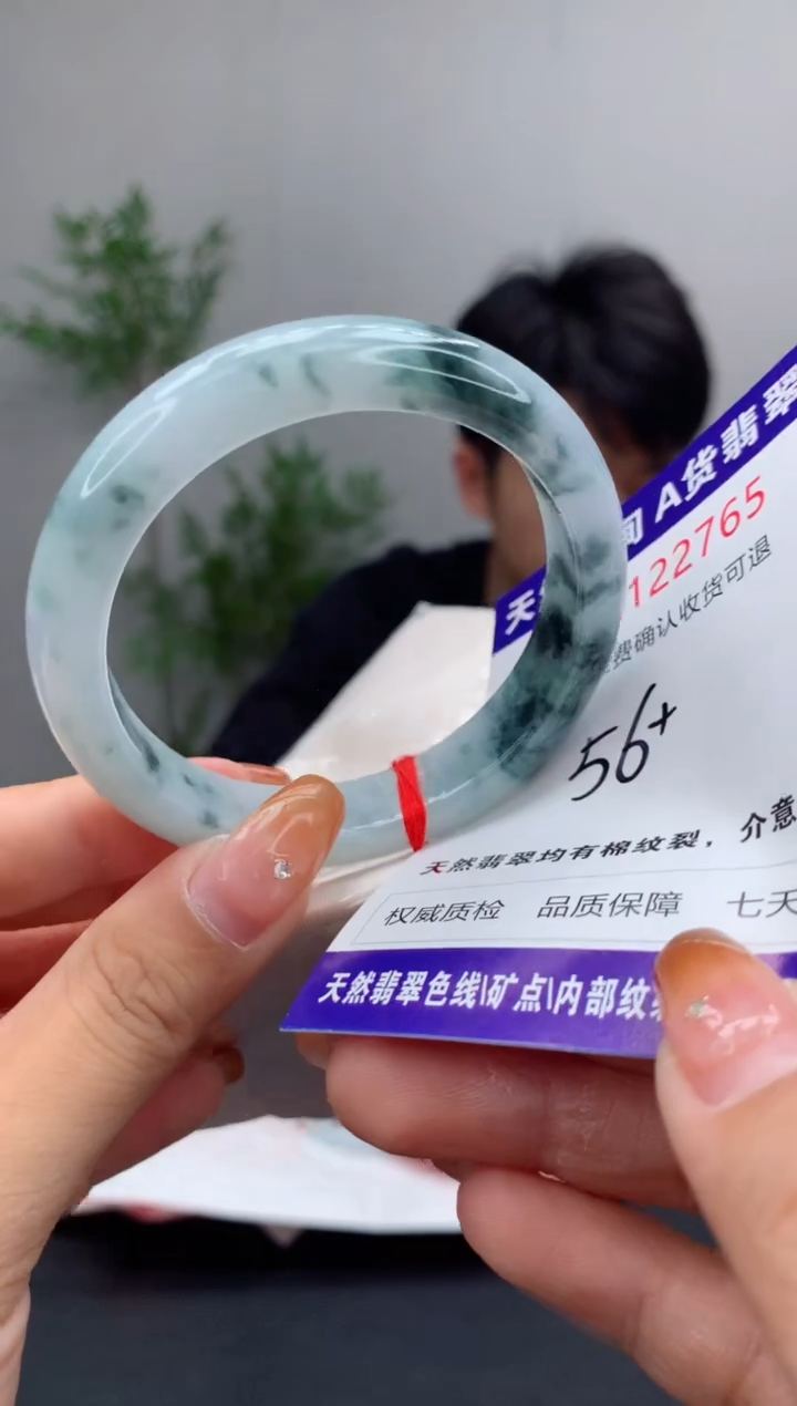 未镶嵌手镯翡翠有纹，完美者勿拍