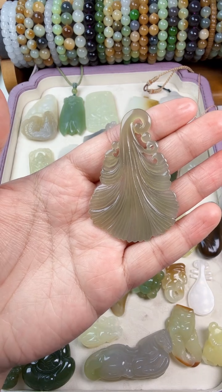 颈饰未镶嵌和田玉大*宝银杏叶吊坠