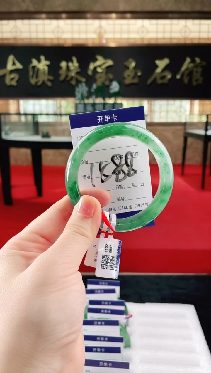 未镶嵌手镯石英质玉（非洲翠）微瑕介意勿拍