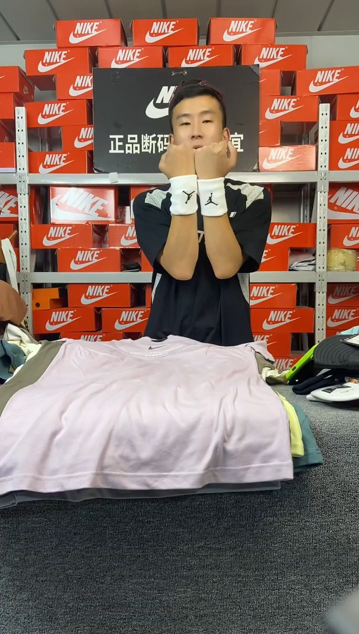 两个白色护腕 护腕 直播间过款