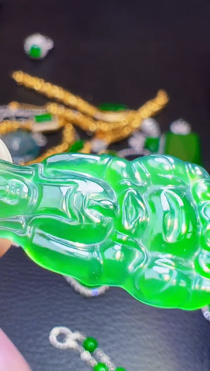 颈饰18K金镶嵌翡翠一*果翡翠