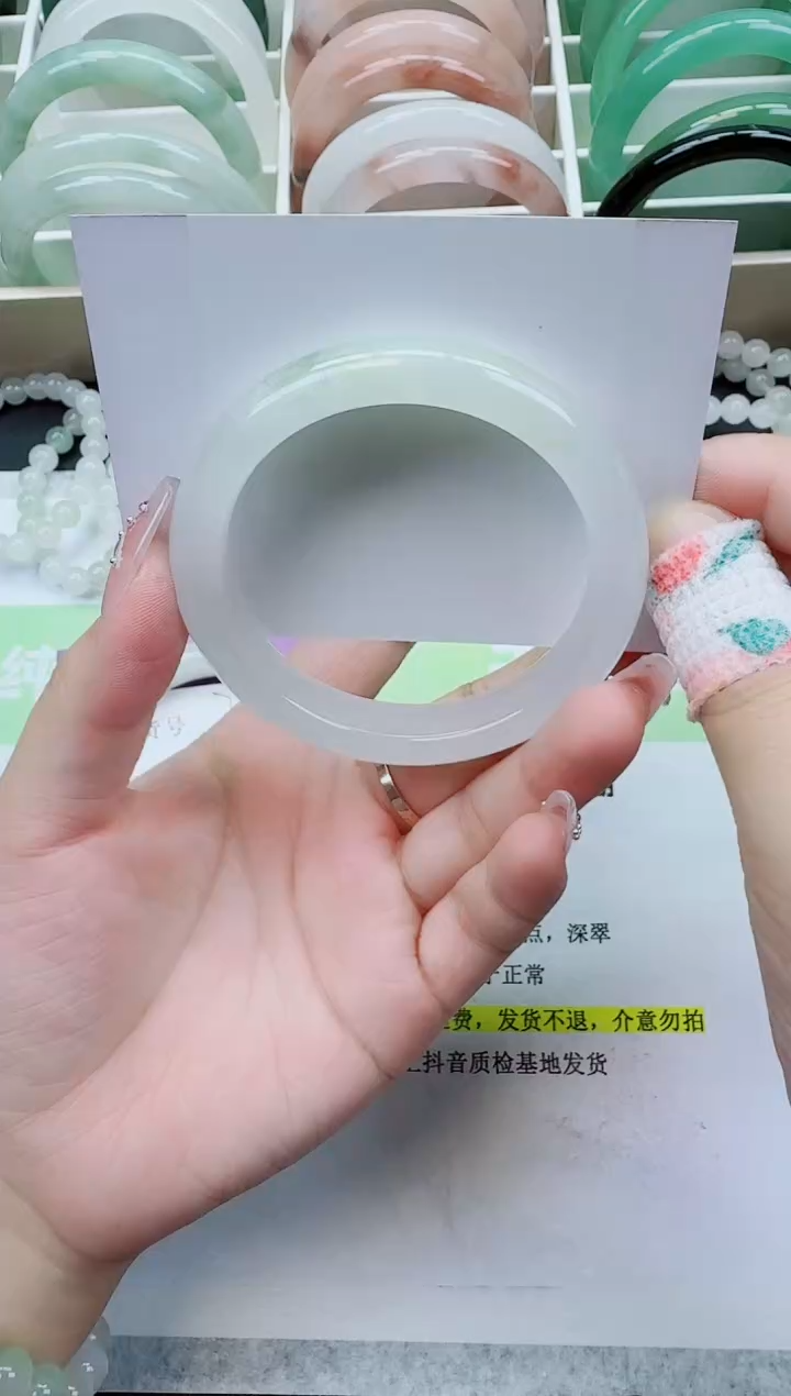 【闪购商品】石英质玉手镯未镶嵌72/56.6圈