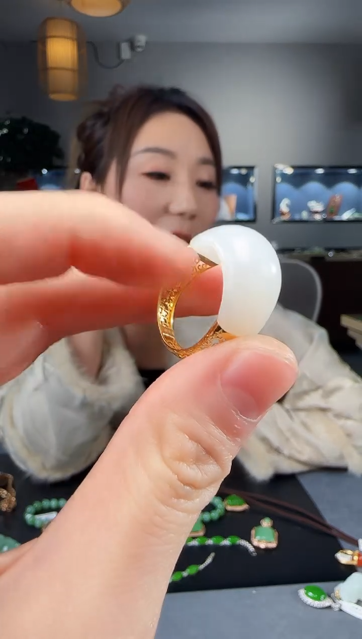 【闪购商品】和田玉戒指18K金镶嵌1
