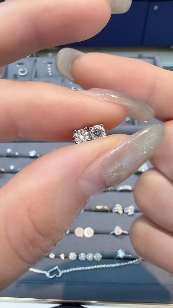 【闪购商品】钻石耳饰18K金镶嵌耳钉