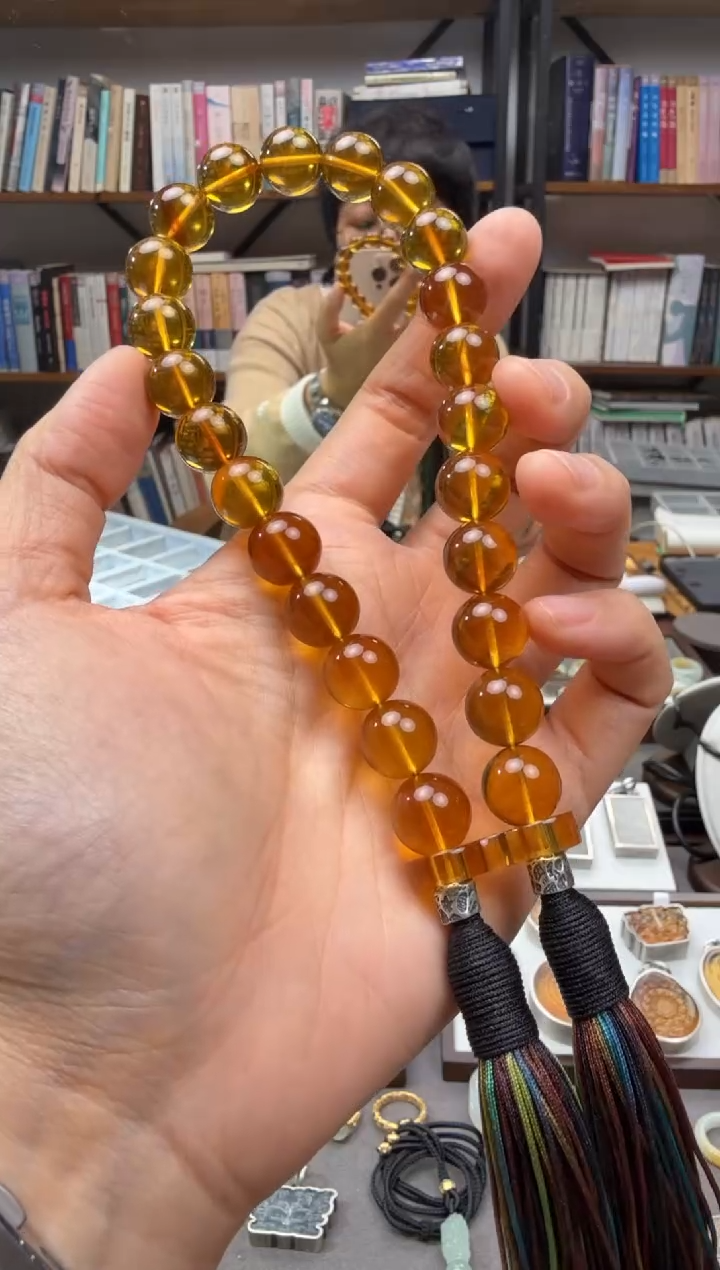 琥珀颈饰未镶嵌24手持