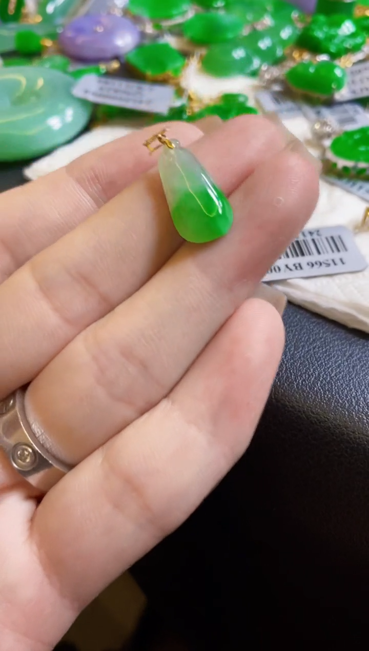 【闪购商品】翡翠颈饰18K金镶嵌瓜