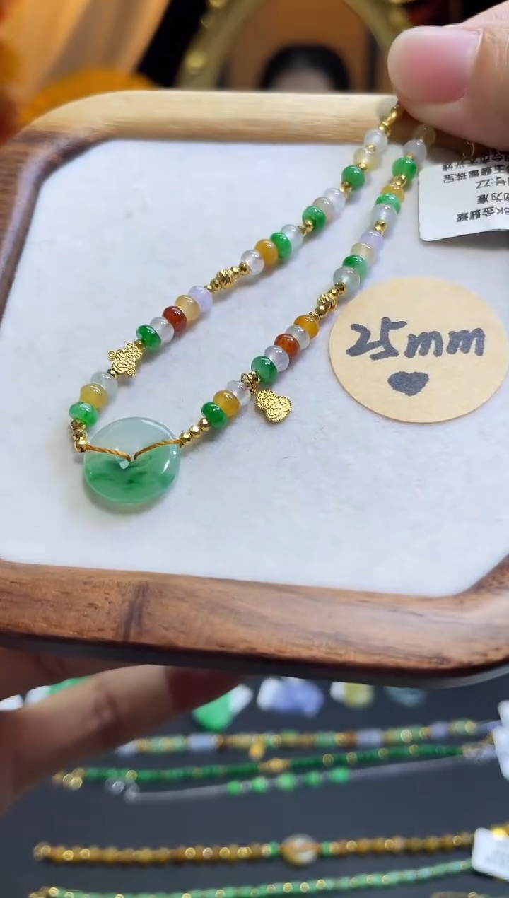 颈饰18K金镶嵌翡翠手链