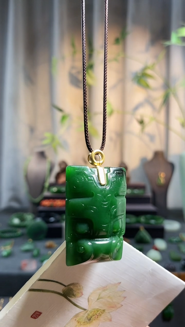 【闪购商品】和田玉颈饰18K金镶嵌，碧玉辣菠菜绿，饕餮纹，瑞兽守护