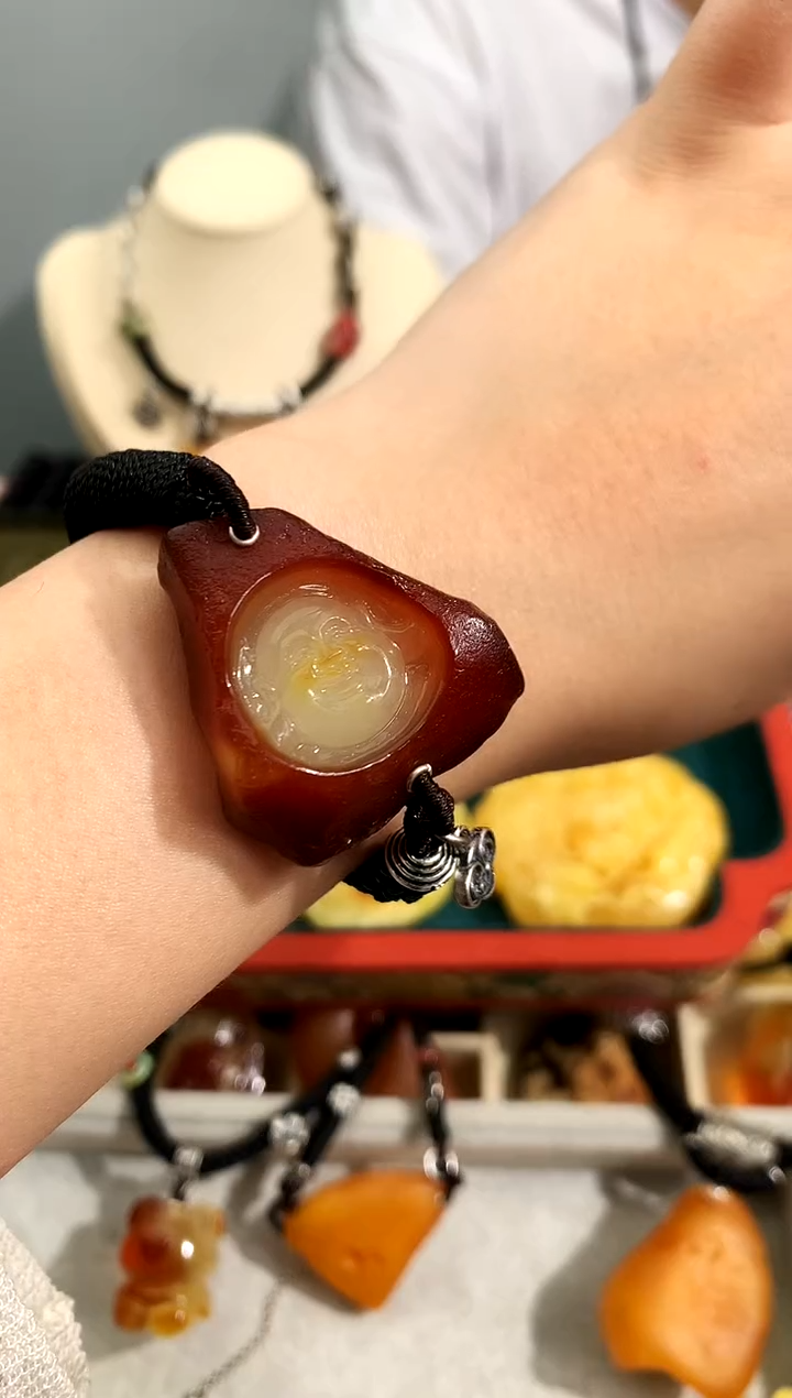 未镶嵌琥珀裸石似玉