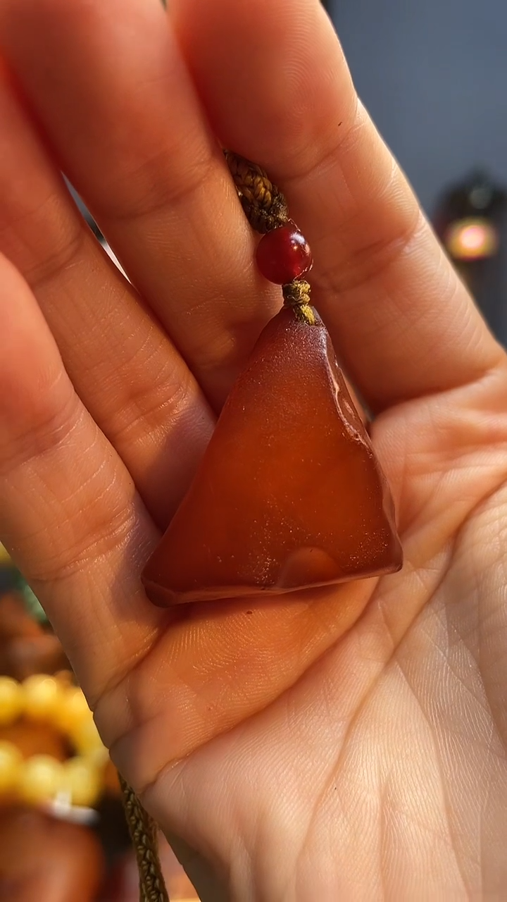未镶嵌颈饰琥珀吊坠