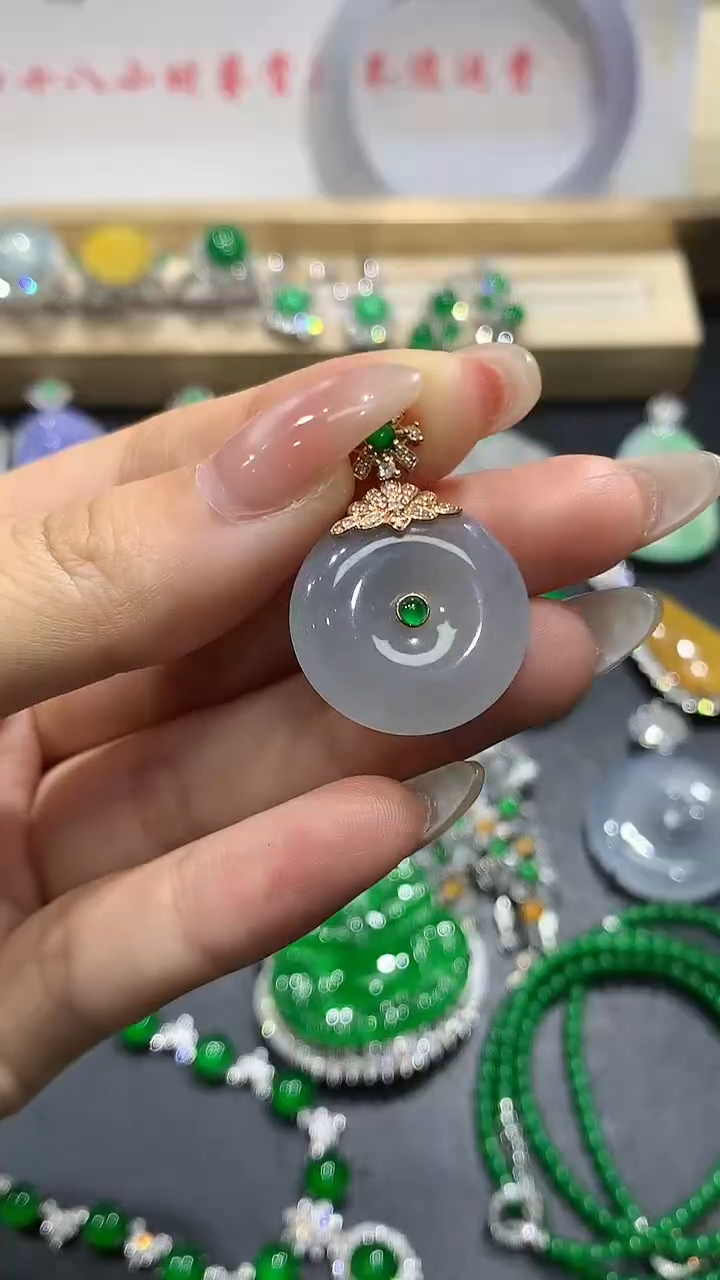 【闪购商品】翡翠吊坠(不含链)18K金镶嵌1团购