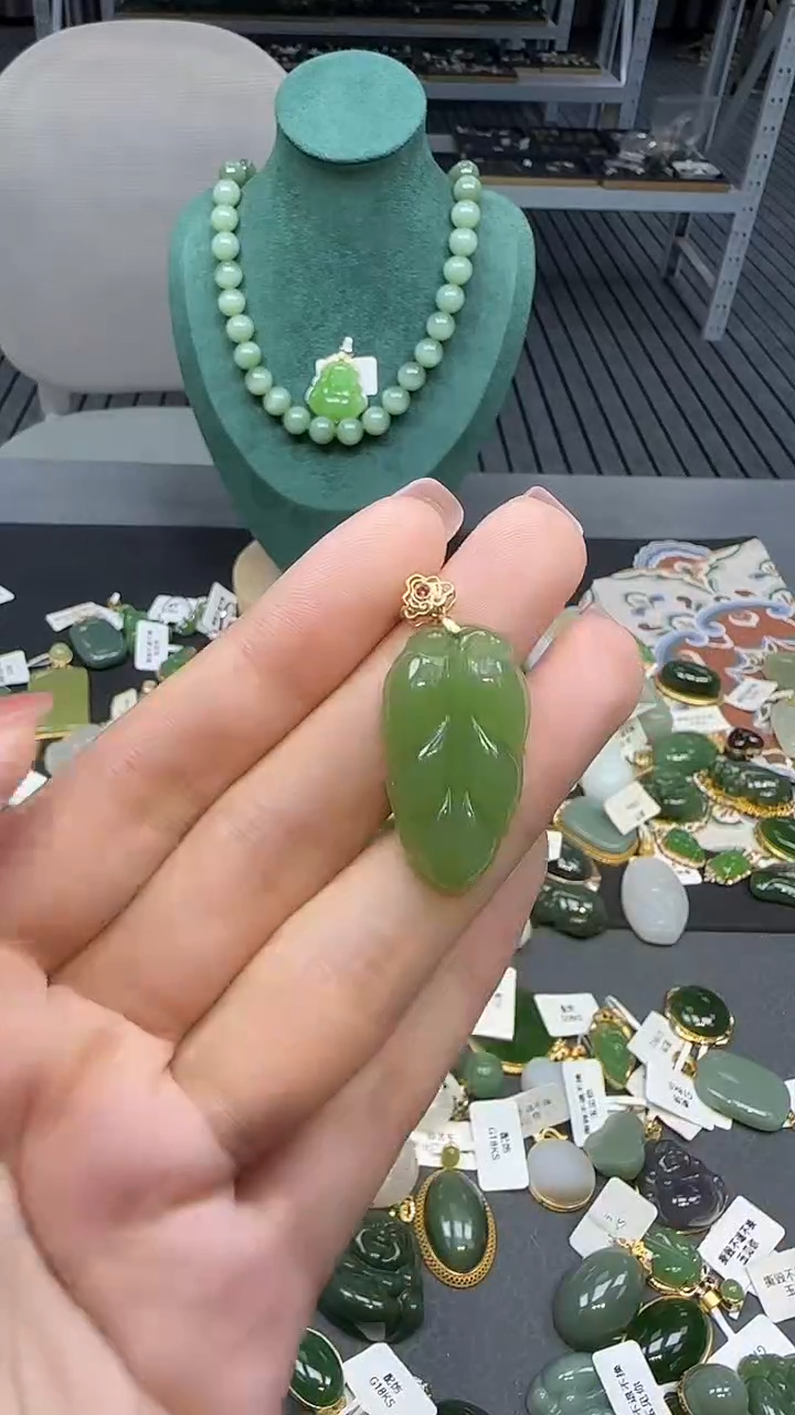 18K金镶嵌和田玉挂件1