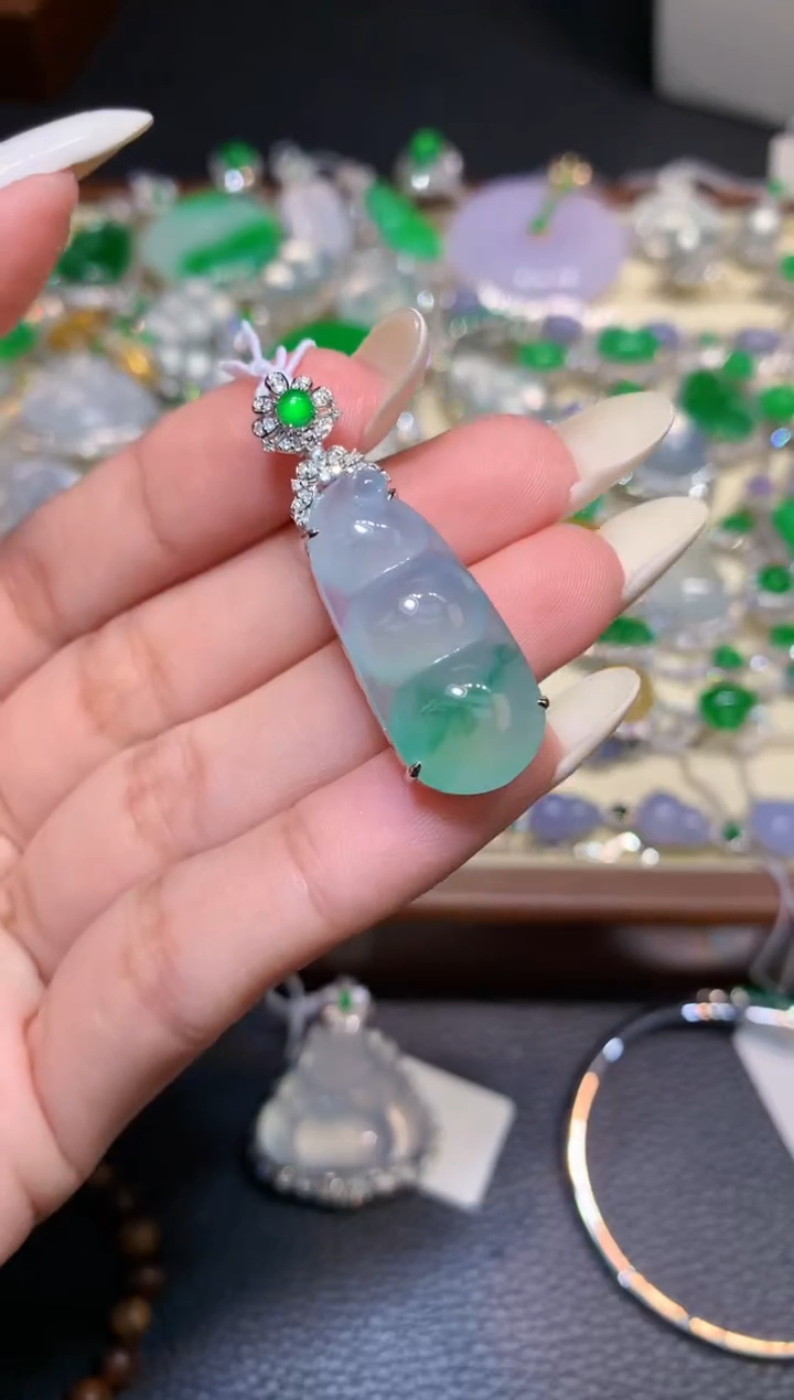 颈饰18K金镶嵌翡翠1