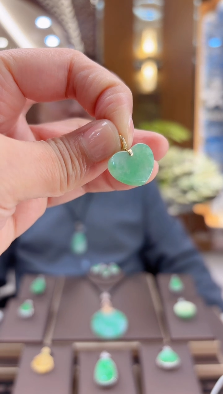 【闪购商品】翡翠吊坠(赠链)18K金镶嵌爱心吊坠