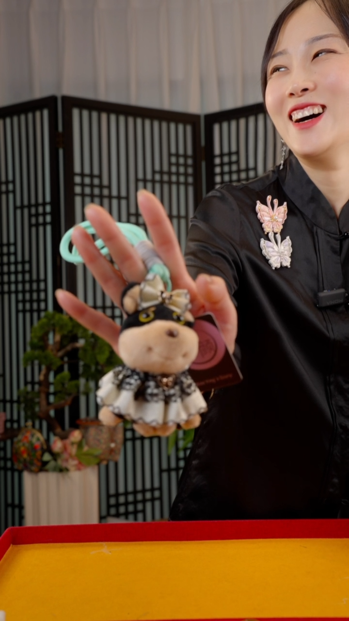 刺绣每****白非遗绒花苏绣饰品