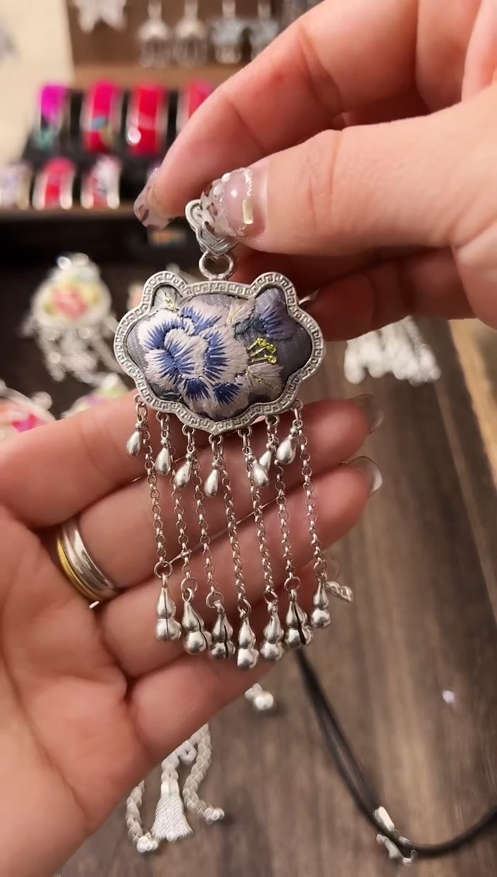 【闪购商品】织绣民族风老绣饰品126