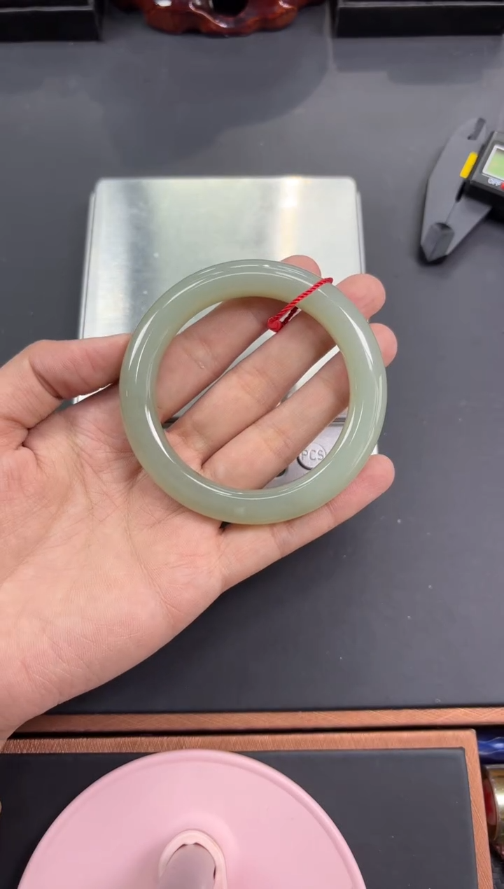 【闪购商品】和田玉手镯未镶嵌且末微色差近矿55+