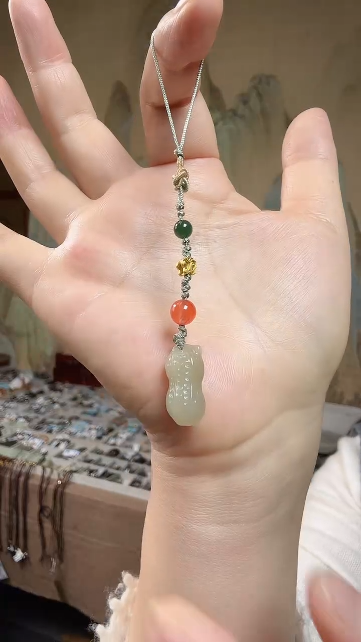 颈饰未镶嵌和田玉花生浅色