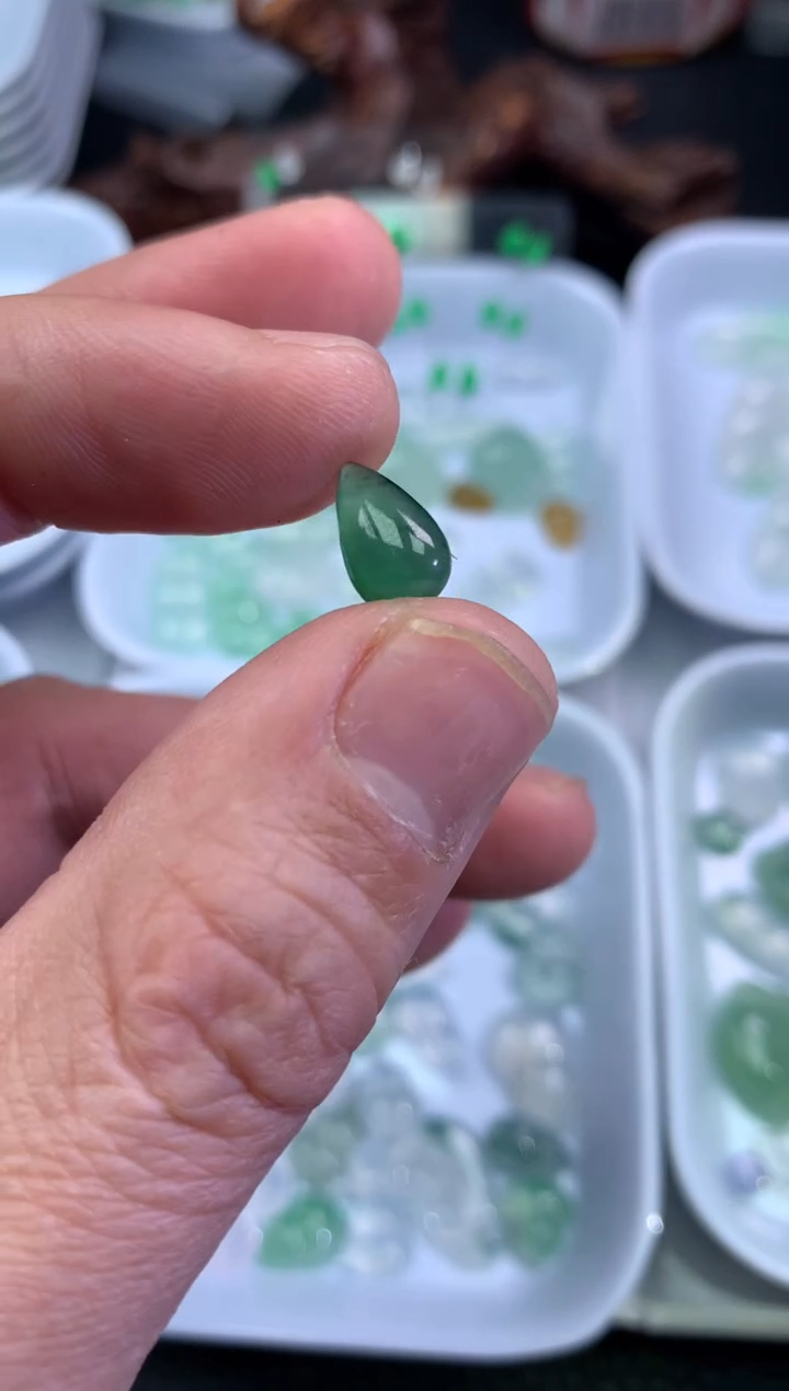 【闪购商品】翡翠颈饰未镶嵌水滴