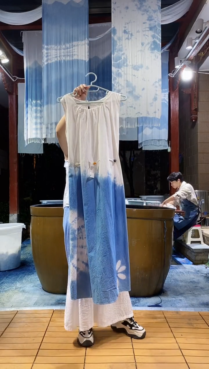 云浅蓝深 扎染服装 腰部木珠背心裙 压花