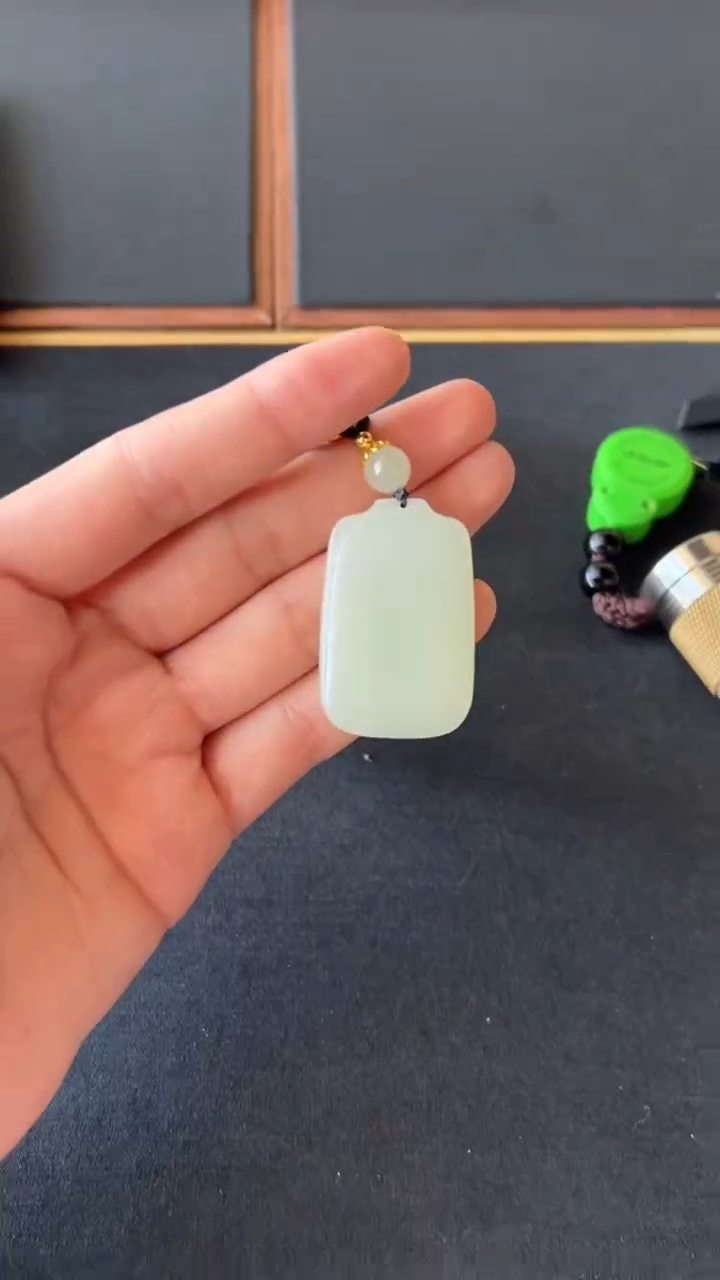 【闪购商品】和田玉吊坠(赠链)未镶嵌且末微色差迪克兰一细