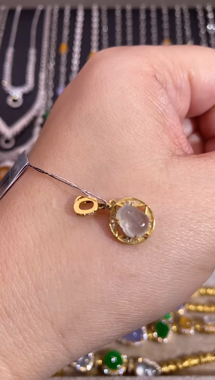 颈饰18K金镶嵌翡翠吊坠