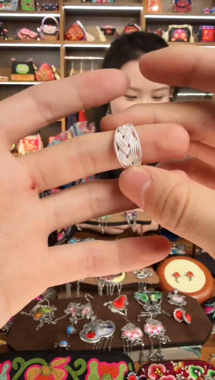 【闪购商品】织绣185蒙阿苏苗绣传承