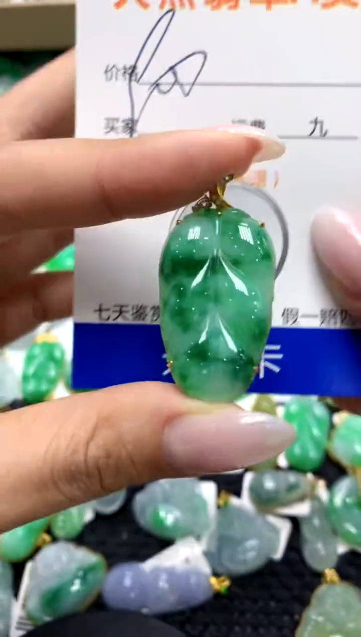 翡翠18K金镶嵌颈饰1111111111111111