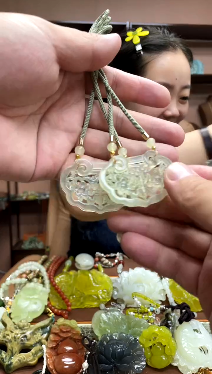 未镶嵌岫玉吊坠多样性发货发其中之一