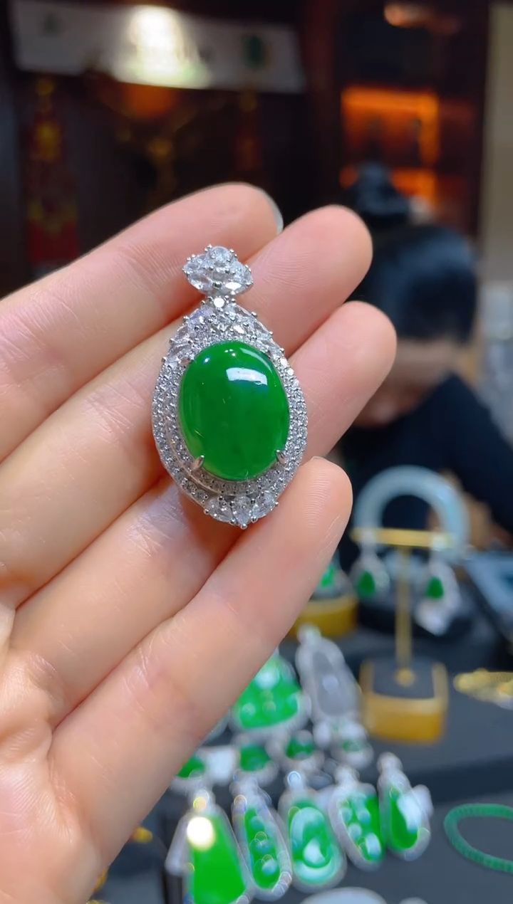 【闪购商品】翡翠颈饰银S925镶嵌117480天然A货翡翠蛋面