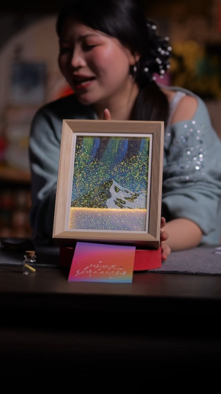 国画极光雪山--8寸 流沙 手写-    带灯