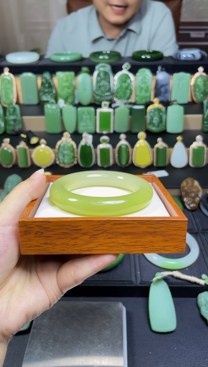 未镶嵌手镯和田玉黄口手镯