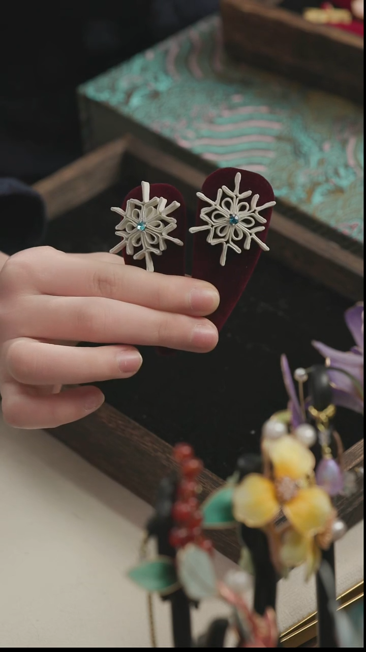 刺绣湘传礼盘扣发夹一对