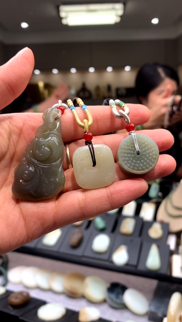 和田玉未镶嵌颈饰轩***姐挂件3件