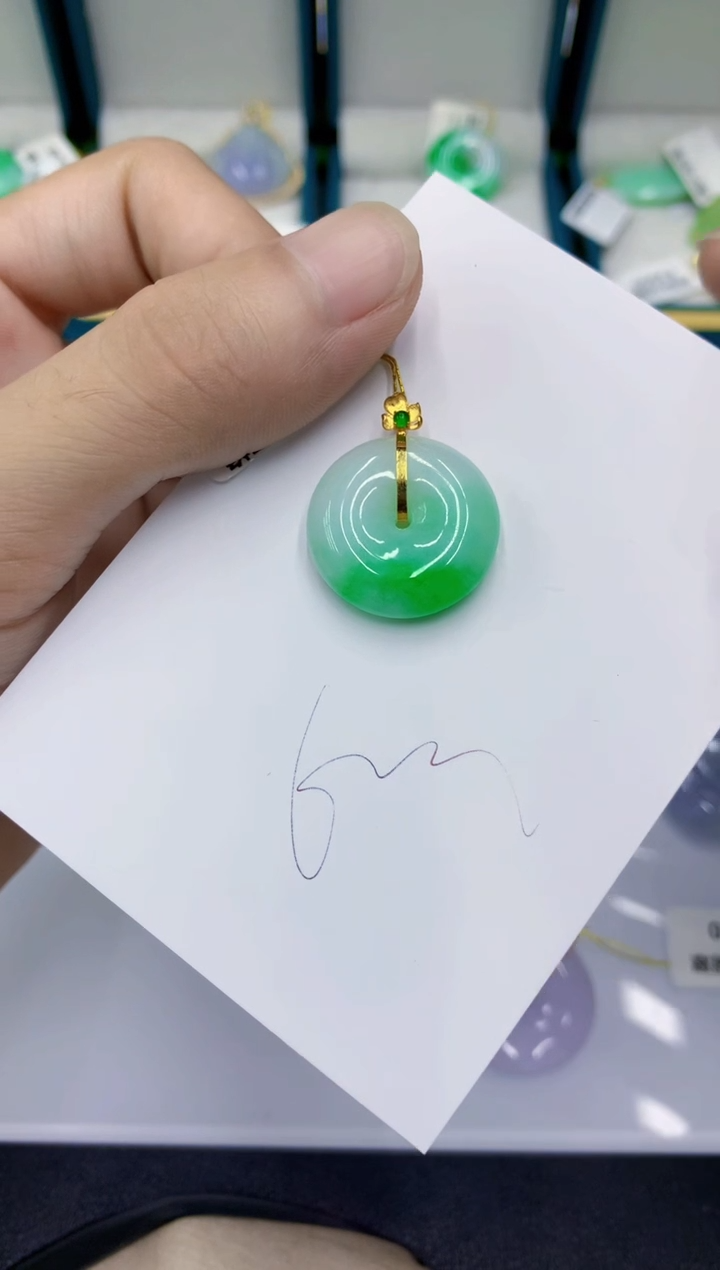 翡翠18K金镶嵌颈饰。****。翡翠